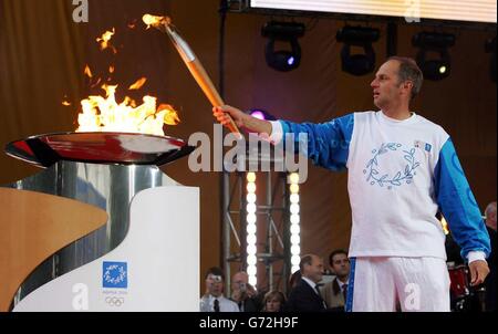 Sir Steve Redgrave arrive sur scène pour éclairer le Olympic Cauldron sur le Mall, à Londres, où le relais de la flamme olympique a terminé le voyage dans la capitale après avoir commencé à partir du All England Lawn tennis Club à Wimbledon. Banque D'Images