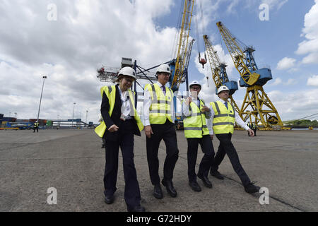 Le Premier ministre David Cameron au port de Tyne à Tyne et Wear lorsqu'il a visité la région avec Martin Callanan, député européen (à droite) et le PDG des ports Andrew Moffat (deuxième à droite), alors qu'il était en campagne pour les prochaines élections locales et européennes. Banque D'Images