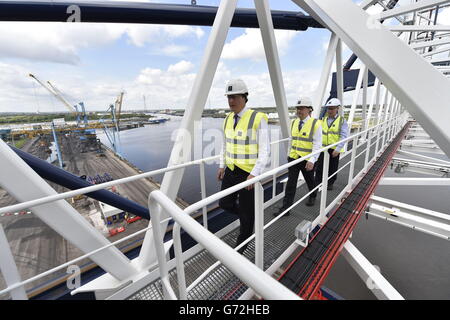 Le Premier ministre David Cameron à bord d'une grue portique au port de Tyne en Tyne et portez-le lorsqu'il a visité la région avec Martin Callanan, député européen (au centre) et le PDG des ports Andrew Moffat, alors qu'il était sur la piste de campagne pour les prochaines élections locales et européennes. Banque D'Images