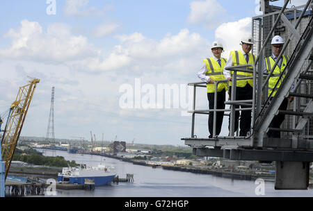 Le Premier ministre David Cameron au port de Tyne à Tyne et Wear lorsqu'il a visité la région avec Martin Callanan, député européen (à gauche) et le PDG des ports Andrew Moffat, alors qu'il était sur la piste de campagne pour les prochaines élections locales et européennes. Banque D'Images