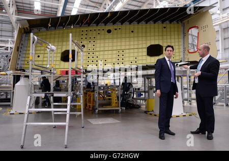 Le chef de file syndical Ed Miliband est présenté aujourd'hui dans l'usine Airbus de Broughton, dans le nord du pays de Galles, par son chef, Paul McKinlay, au cours d'une journée de campagne pour les élections locales et européennes de la semaine prochaine. Banque D'Images