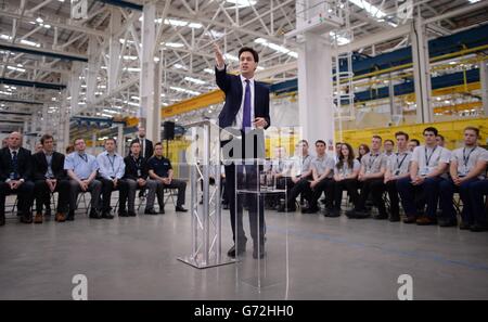 Le leader syndical Ed Miliband tient un Q&amp;A avec le personnel de l'usine Airbus à Broughton, dans le nord du pays de Galles, pendant une journée de campagne pour les élections locales et européennes de la semaine prochaine. Banque D'Images