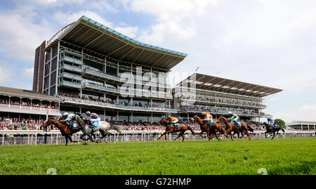 Le printemps arabe, criblé de Ryan Moore (à gauche), bat le duc de Clarence, criblé de David Nolan, pour remporter les sportingbet.com piquets Jorvik lors du Festival Dante 2014 à l'hippodrome de York. Banque D'Images