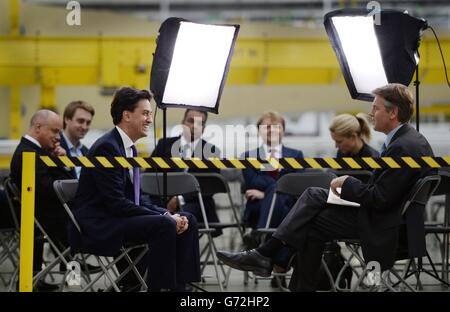 Le leader syndical Ed Miliband participe à une interview télévisée lors d'une visite de l'usine Airbus à Broughton, dans le nord du pays de Galles, au cours d'une journée de campagne pour les élections locales et européennes de la semaine prochaine. Banque D'Images