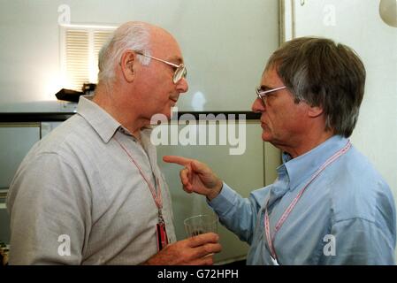Courses automobiles ...Grand prix portugais.Bernie Ecclestone explique Au revoir à Murray Walker, qui travaille pour la BBC Banque D'Images