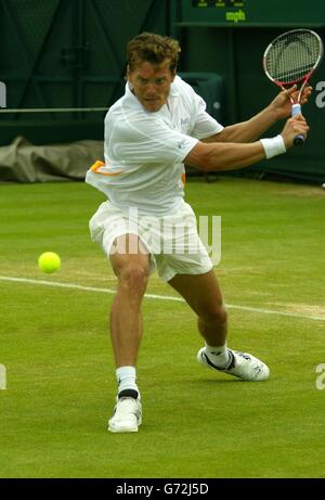 Thomas Enqvist de Suède en action contre Sjeng Schalken des pays-Bas aux championnats de tennis de pelouse à Wimbledon, Londres aujourd'hui. Enqvist battit la 12e graine en cinq séries 5:7/6:2/3:6/7:6/6:2. , PAS D'UTILISATION DE TÉLÉPHONE MOBILE. Banque D'Images