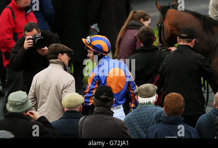 L'entraîneur gagnant Aidan O'Brien avec son fils le jockey Joseph O'Brien après que John Constable a gagné l'Exconcélébration Maiden pendant la Journée des piquets de culture d'époque de Coolmore à l'hippodrome de Navan, Navan. Banque D'Images