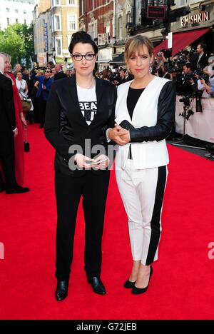 Mel Giedroyc (à droite) et Sue Perkins arrivent pour les Arqiva British Academy Television Awards 2014 au Theatre Royal, Drury Lane, Londres. Banque D'Images