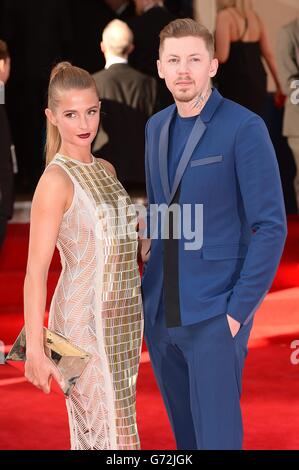 Millie Mackintosh et Stephen Manderson alias Professeur Green arrivent pour les Prix de télévision de l'Académie britannique Arqiva 2014 au Theatre Royal, Drury Lane, Londres. Banque D'Images