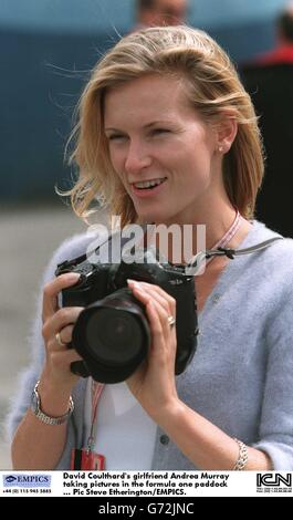 Courses automobiles ...Grand prix portugais.Andrea Murray, petite amie de David Coulthard, prend des photos dans le paddock de formule 1 Banque D'Images