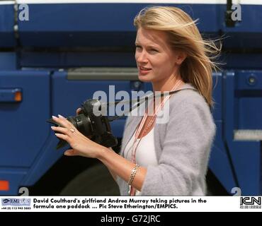 Courses automobiles ...Grand prix portugais.Andrea Murray, petite amie de David Coulthard, prend des photos dans le paddock de formule 1 Banque D'Images