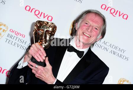 David Bradley avec le prix de l'acteur de soutien pour Broadchurch, à l'Arqiva British Academy Television Awards 2014 au Theatre Royal, Drury Lane, Londres. Banque D'Images