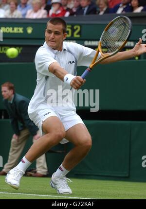 Mikhail Youzhny de Russie en action contre l'ancien champion Goran Ivanisevic de Croatie en action aux championnats de tennis de Lawn à Wimbledon, Londres.Ivanisevic n'a pas joué à Wimbledon depuis qu'il a gagné en tant que joker en 2001 et a gagné en jeux droits 6:3/7:6/6:2.USAGE ÉDITORIAL EXCLUSIF, PAS D'UTILISATION DE TÉLÉPHONE MOBILE. Banque D'Images