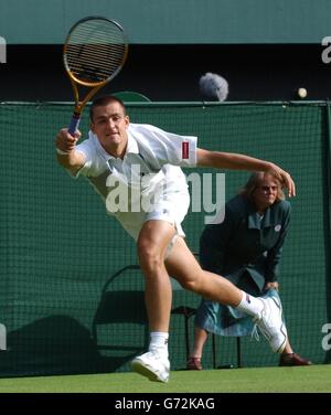 Mikhail Youzhny de Russie en action contre l'ancien champion Goran Ivanisevic de Croatie en action aux championnats de tennis de Lawn à Wimbledon, Londres. Ivanisevic n'a pas joué à Wimbledon depuis qu'il a gagné en tant que joker en 2001 et a gagné en jeux droits 6:3/7:6/6:2. , PAS D'UTILISATION DE TÉLÉPHONE MOBILE. Banque D'Images