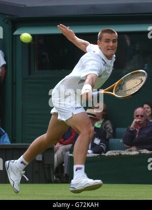 Mikhail Youzhny de Russie en action contre l'ancien champion Goran Ivanisevic de Croatie en action aux championnats de tennis de Lawn à Wimbledon, Londres. Ivanisevic n'a pas joué à Wimbledon depuis qu'il a gagné en tant que joker en 2001 et a gagné en jeux droits 6:3/7:6/6:2. Banque D'Images