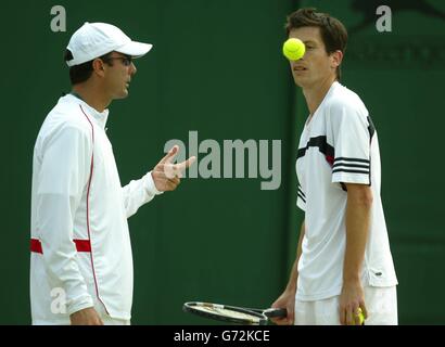 Tim Henman, en Grande-Bretagne, s'entraîner aux championnats de tennis de pelouse à Wimbledon, Londres, sous la surveillance de son entraîneur Paul Anacone (à gauche). Son prochain match est une rencontre quart de finale avec Mario Ancic de Croatie demain. , PAS D'UTILISATION DE TÉLÉPHONE MOBILE. Banque D'Images