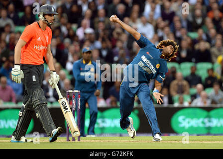 Alex Hales (à gauche), d'Angleterre, entre dans le stade Lasith Malinga (à droite) du Sri Lanka pendant la T20 internationale au Kia Oval, à Londres. Banque D'Images