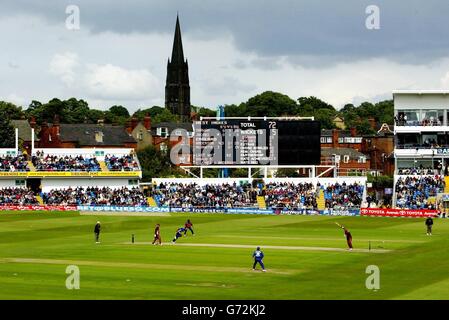 Ridley Jacobs, des Antilles (à droite), est sous l'égide de Jimmy Anderson en Angleterre pour 2 lors de la série NatWest d'une journée internationale à Headingley, Leeds. Banque D'Images