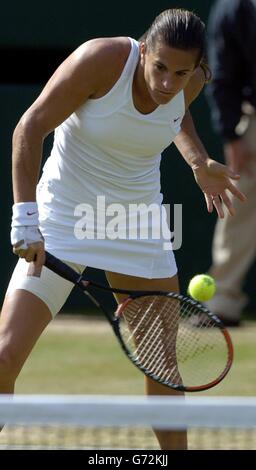 Amélie Mauresmo, de France, en action contre la championne défenderesse Serena Williams, des États-Unis, lors de la demi-finale du tournoi féminin des championnats de tennis de pelouse à Wimbledon, Londres Banque D'Images