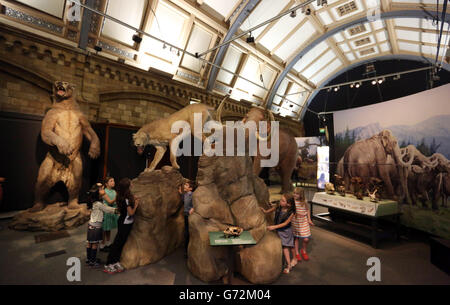 Les enfants regardent l'exposition Mammoths: ICE Age Giants au Musée national d'histoire dans le centre de Londres. Banque D'Images