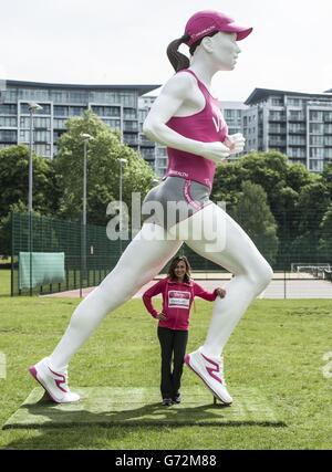 Jessica Ennis-Hill pose pour une photo avec une statue d'un coureur géant pendant le photocall pour lancer la série Vitality Run à Battersea Park Arena, Londres. Banque D'Images