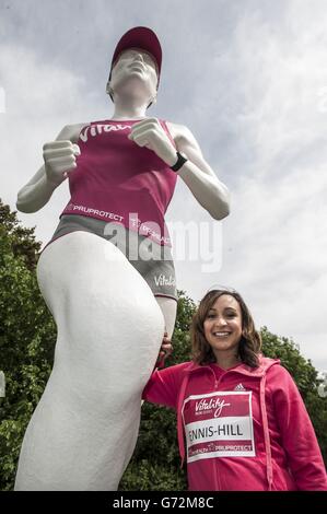 Jessica Ennis-Hill pose pour une photo avec une statue d'un coureur géant pendant le photocall pour lancer la série Vitality Run à Battersea Park Arena, Londres. Banque D'Images