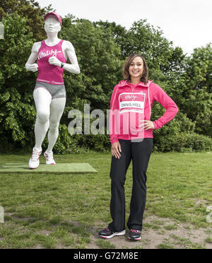 Jessica Ennis-Hill pose pour une photo avec une statue d'un coureur géant pendant le photocall pour lancer la série Vitality Run à Battersea Park Arena, Londres. Banque D'Images