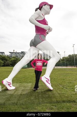 Jessica Ennis-Hill pose pour une photo avec une statue d'un coureur géant pendant le photocall pour lancer la série Vitality Run à Battersea Park Arena, Londres. Banque D'Images