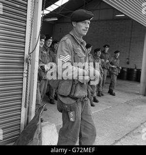 Le Sergent Roy Cooke, de Nottingham, à la caserne romaine de Colchester, dans l'Essex, attend de partir pour l'Irlande du Nord avec les troupes du 1er Bataillon, le Prince de Galles, son propre régiment du Yorkshire. Des hommes du bataillon devaient s'envoler vers Ulster pour renforcer les troupes qui gardaient les principales installations de services publics dans la province en difficulté. Banque D'Images