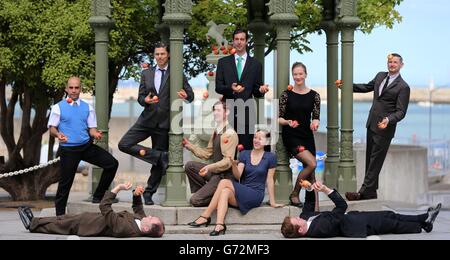 Gandini Juggling Company preview le spectacle appelé Smashed lors d'un photocall pour le festival de danse de Dublin au Pavilion Theatre, à Dun Laoghaire. Banque D'Images