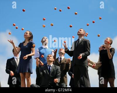 Gandini Juggling Company preview le spectacle appelé Smashed lors d'un photocall pour le festival de danse de Dublin au Pavilion Theatre, à Dun Laoghaire. Banque D'Images