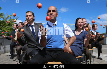 Gandini Juggling Company preview le spectacle appelé Smashed lors d'un photocall pour le festival de danse de Dublin au Pavilion Theatre, à Dun Laoghaire. Banque D'Images