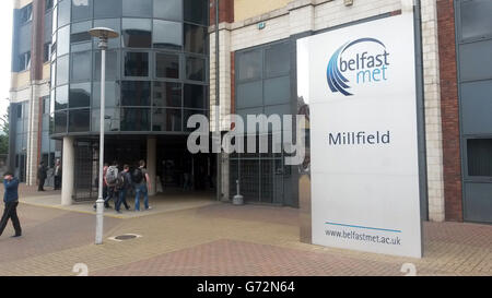 Le panneau à l'extérieur du campus de Millfield après un incident poignardant au Belfast Metropolitan College où deux hommes de 20 ans ont été blessés lors de la violente confrontation. Banque D'Images