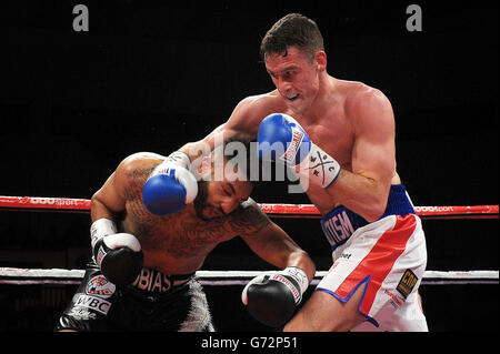 Callum Smith (à droite) en action contre Tobias Webb dans leur combat WBC International Super Middlewhuit titre à la Motorpoint Arena, Cardiff. Banque D'Images