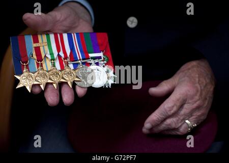 Les médailles de service de Jim KNOX, 89 ans, d'Upminster à Hairing, qui se rendra à Monte Cassino, dans le sud de l'Italie, financées par un fonds de la grande loterie grâce à un prix décerné à la Monte Cassino Society of &Acirc;&Pound;28,535 par le programme de retour des héros, Pour commémorer le 70e anniversaire de la bataille de Monte Cassino, où Jim a combattu en privé avec la Brigade indépendante de parachutistes. Banque D'Images