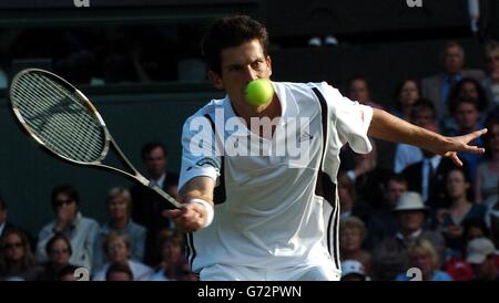 Tim Henman, en Grande-Bretagne, en action contre Mark Philippoussis, d'Australie, aux championnats de tennis de pelouse à Wimbledon, Londres, PAS D'UTILISATION DE TÉLÉPHONE MOBILE. Banque D'Images