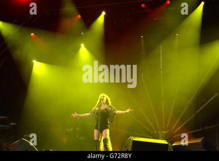 Alison Goldfrapp joue en direct sur l'autre scène pendant le Glastonbury Festival, qui s'est tenu à la ferme digne de Pilton, dans le Somerset. Banque D'Images