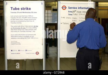 Panneau à la station de métro High Street Kensington, Londres, annonçant le Vas-y d'une grève de 24 heures de métro dans la capitale à partir de 18 h 30, après les derniers pourparlers visant à éviter la grève se sont terminés par un échec. Des milliers de conducteurs, de signaleurs et de travailleurs de l'entretien se sont mis à pied, causant la pire perturbation des déplacements dans la capitale pendant deux ans. Banque D'Images