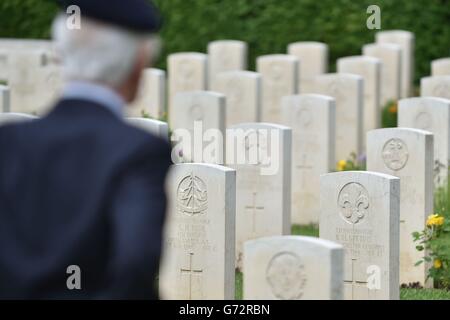 Tony Iacoppi, ancien combattant de la Seconde Guerre mondiale, 90 ans, d'Enfield, prend un moment pour réfléchir lorsqu'il parcourt les tombes de guerre britanniques à l'ombre de l'abbaye de Monte Cassino avant un service de commémoration britannique au cimetière militaire du Commonwealth de Cassino, le deuxième jour de sa visite en Italie. Banque D'Images