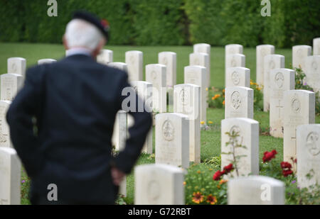 Tony Iacoppi, ancien combattant de la Seconde Guerre mondiale, 90 ans, d'Enfield, prend un moment pour réfléchir lorsqu'il parcourt les tombes de guerre britanniques à l'ombre de l'abbaye de Monte Cassino avant un service de commémoration britannique au cimetière militaire du Commonwealth de Cassino, le deuxième jour de sa visite en Italie. Banque D'Images