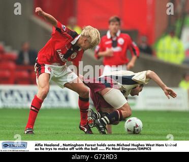 Soccer - Carling Premiership - Nottingham Forest v West Ham United.Alf Inge Haaland, Nottingham Forest se maintient sur Michael Hughes, West Ham United comme il à faire avec le ballon Banque D'Images