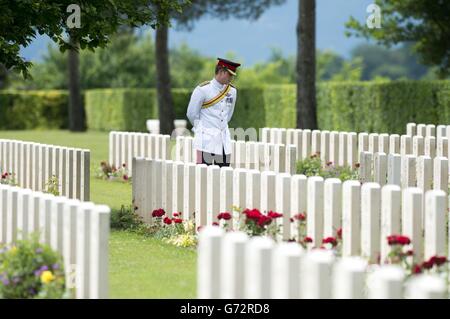 Le prince Harry rend hommage au cimetière de guerre du Commonwealth de Cassino après le service britannique pour commémorer le 70e anniversaire de la campagne italienne et les batailles de Cassino. Banque D'Images