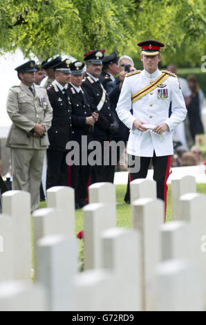 Le prince Harry rend hommage au cimetière de guerre du Commonwealth de Cassino après le service britannique pour commémorer le 70e anniversaire de la campagne italienne et les batailles de Cassino. Banque D'Images