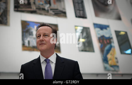 Le Premier ministre David Cameron rencontre des apprentis à l'atelier de production de l'Opéra Royal qui font des paysages pour le célèbre théâtre de Londres, tout en faisant campagne pour les élections locales et européennes de cette semaine. Banque D'Images