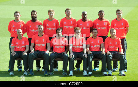 Équipe T20 d'Angleterre (rangée arrière de gauche à droite) Ian Bell, Moeen Ali, Joe Root, Harry Gurney, Michael Carberry,Chris Jordan et Chris Woakes (avant, de gauche à droite) James Tredwell, Alex Hales, Ravi Bopara, Eoin Morgan, Tim Bresnan et Jos Buttler posent pour une photo d'équipe lors de la séance de filets à l'Oval de Kia, Londres. Banque D'Images