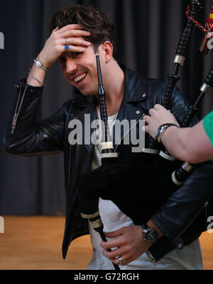 L'animateur du petit-déjeuner de radio 1, Nick Grimshaw, apprend à jouer les cornemuses au National Piping Centre de Glasgow par Finlay MacDonald avant le Big Weekend de radio 1. Banque D'Images