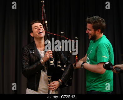 L'animateur du petit-déjeuner de radio 1, Nick Grimshaw, apprend à jouer les cornemuses au National Piping Centre de Glasgow par Finlay MacDonald avant le Big Weekend de radio 1. Banque D'Images