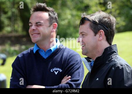 Les présentateurs de la télévision Ant et DEC, Anthony McPartlin (à gauche) et Declan Donnelly, arrivent au club de golf Close House, à Newcastle, pour participer à une journée de golf caritative afin de recueillir de l'argent pour l'unité de cœur des enfants à l'hôpital Freeman, à Newcastle. Banque D'Images