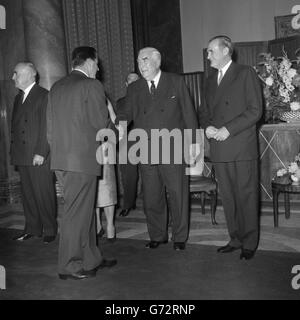 Le Premier ministre australien Robert Menzies (r) salue Jack Brabham, champion du monde de F1 et champion du monde de course australien, lors d'une réception à l'Australia House à Londres. M. Menzies est au Royaume-Uni pour assister à la conférence des premiers ministres du Commonwealth de la semaine prochaine. Banque D'Images