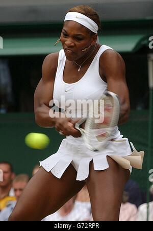 La championne défenderesse Serena Williams des États-Unis en action contre la camarade américaine Jennifer Capriati dans le quart de finale du tournoi de célibataires des dames des Championnats de tennis de pelouse à Wimbledon, Londres. Williams a démoli son adversaire 6:1/6:1. , PAS D'UTILISATION DE TÉLÉPHONE MOBILE. Banque D'Images